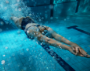 Schwimmerin im Wasser nach Startsprung