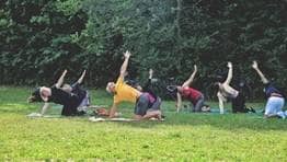 Menschen beim Yoga
