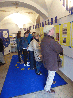 Interessierte Besucher/innen besichtigen die Ausstellungen