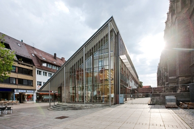 Die Münsterbauhütte ist neben dem Münster in ein einem modernen Gebäude mit flachem Dach untergebracht.