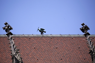 Die Figur eines Spatzen, der einen Halm im Schnabel hält, sitzt auf dem Dach des Münsters.