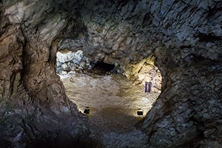 Dicke Steinwände umgeben den Boden im Inneren einer Höhle.
