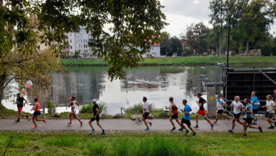 Läufer an der Donau während des Einstein Marathons.