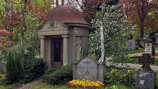 Kapelle und Gräber im Herbst