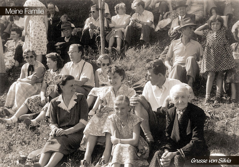 Eine Familie sitzt am Ufer der Donau. Es ist ein Schwarz-Weiß Bild